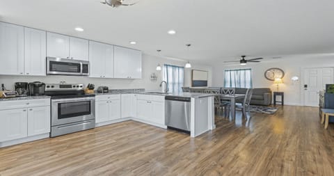 Bright, open, and made for together time ✨ Enjoy a fully stocked kitchen with a spacious island, plus a large dining table for family meals, game nights, and unforgettable beach-week memories.
