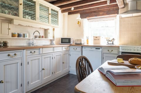 Kitchen with fridge/freezer, dishwasher, oven, toaster and microwave