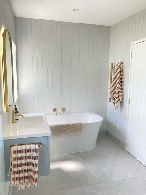 Main bathroom, with bath, shower, toilet and vanity