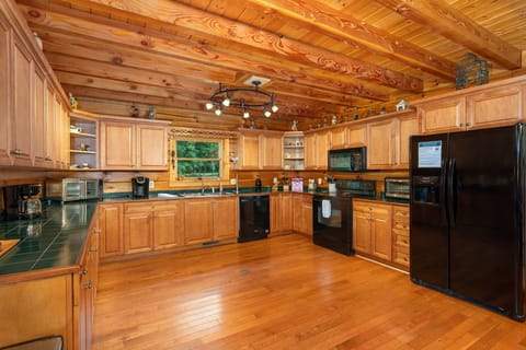 Spacious kitchen with dishwasher and 2 types of coffeemakers (standard Drip-style & Keurig)