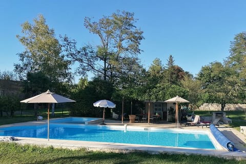 6 x 12f pool all one depth of 1.25m, with shallow side pool for young children. 