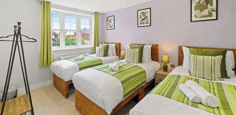 BEDROOM WITH 3 SINGLE BEDS