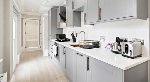 FULLY-EQUIPPED KITCHEN FOR HOME-COOKED MEALS