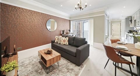 LOUNGE AREA WITH SMART TV AND NETFLIX AVAILABLE