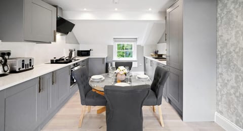 FULLY EQUIPPED OPEN-PLAN KITCHEN AND DINING
