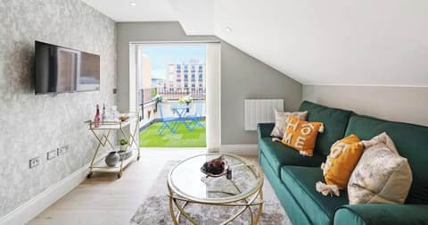 COMFORTABLE LIVING AREA WITH DIRECT ACCESS TO THE TERRACE