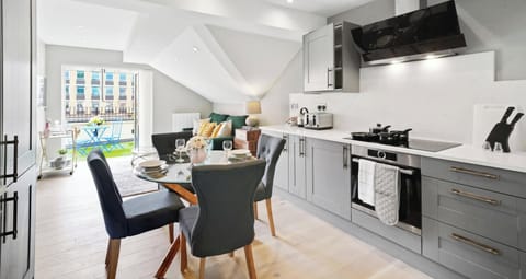 FULLY EQUIPPED OPEN-PLAN KITCHEN AND DINING