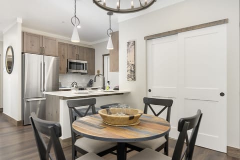 Dining table - A fantastic dining table with seating for four/4