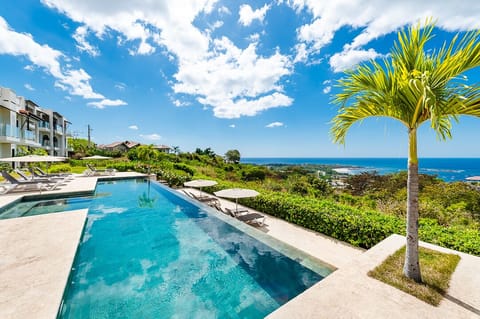 Shared infinity edge pool