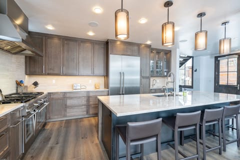 Kitchen - Breakfast bar seating for 5