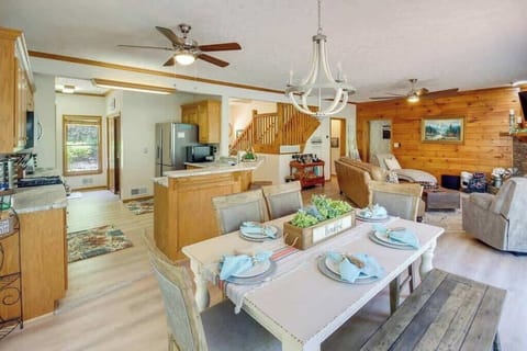 Open Concept Living Area I Free Wi-fi