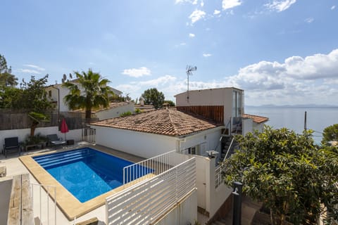 Outdoor swimming pool with sea views at Villa Maria, an ideal space to relax and enjoy the Mediterranean surroundings.