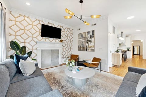 Downstairs Living Room with 1 Queen Size Sofa Bed