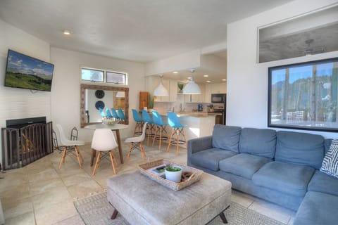 Open Floor Plan, Fireplace, Smart TV, Sliding Door to Deck