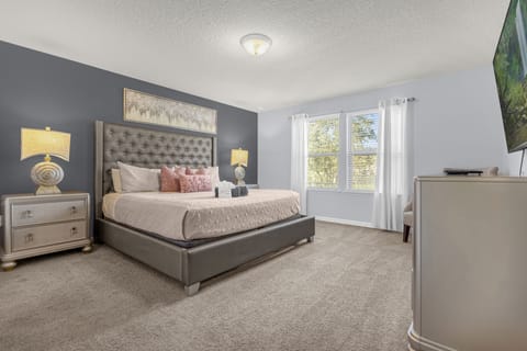 Upstairs master bedroom with double side nightstands and TV!!