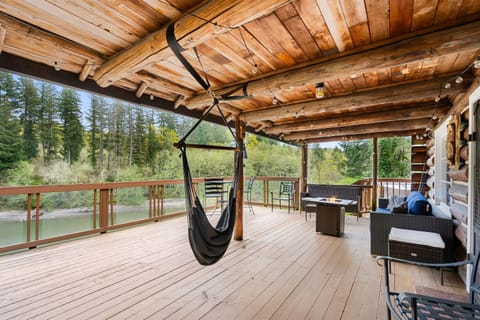 Fire table & hammock – deck time made better