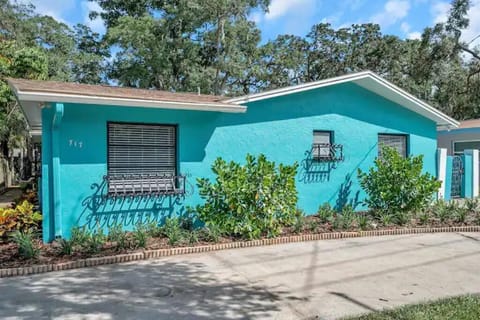 Parking available for 3 cars.