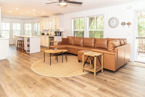 Cool AC and Ceiling fan - a lifesaver after hot beach afternoons. 
