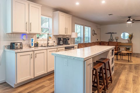 Extra seating on island bar stools (4). 