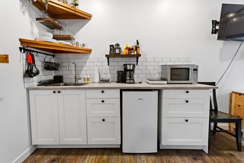 Mini fridge, microwave, toaster & coffee maker – all you need for easy snacking and sipping.