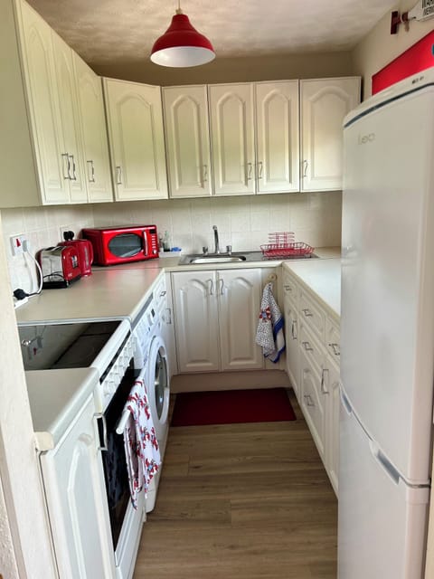 The kitchen has everything to enjoy meals, you can see the sea from here too.