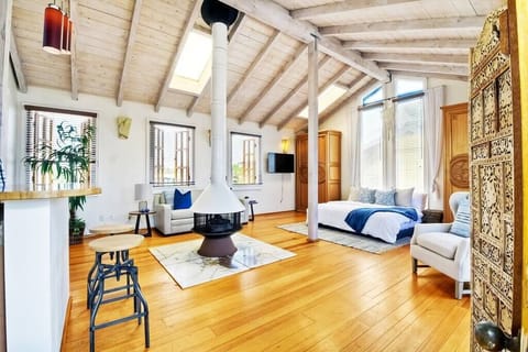 High ceilings and French doors that open right out to the balcony. Enjoy the great ocean views, picture perfect sunsets, and cool ocean breeze.