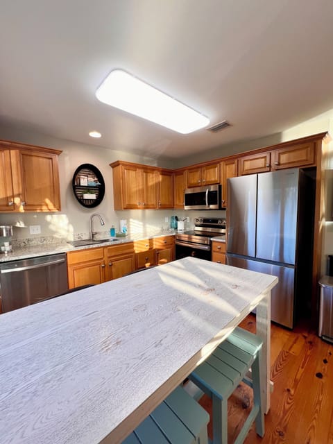 Well-equipped modern kitchen for meals after beach days, tournaments or concerts