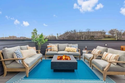 Spacious Rooftop Retreat with Cozy Fire Pit

