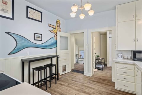 "Love our stay, extremely comfortable. We had morning walks to nearby restaurants and grocery stores. Definitely recommend staying here." - Debbie