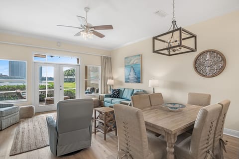 Spacious LR, 10' ceilings