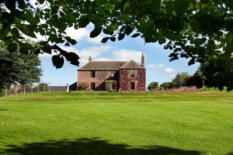 Papple Steading - Papple Farmhouse - view of the property from the large lawned gardens