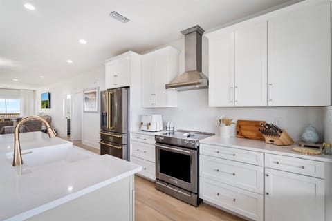 007 The Anchored Lighthouse Fully Equipped Kitchen