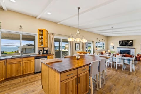 large open floor plan-corporate retreat, family or evening with friends