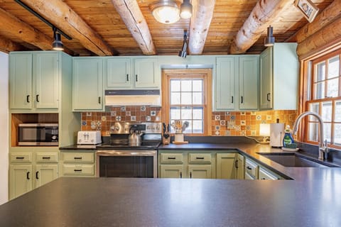 Fully equipped kitchen with new amenities