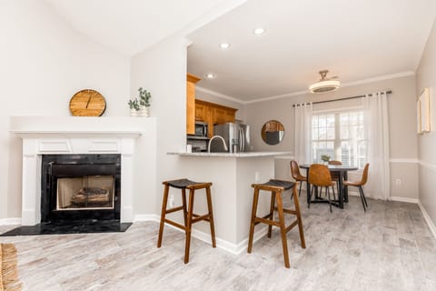 Kitchen / Dining Room Combo [Dining Table seats 4 - Bar seats 2]