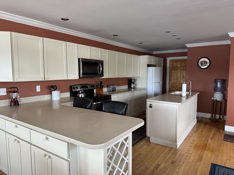 Full equipped kitchen with paper goods, cleaning supplies and basic spices.