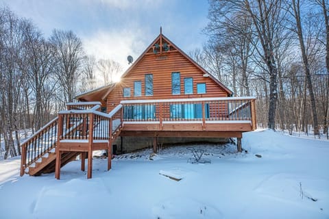 - Snowy cabin escape with forest views and wide winter deck - Peaceful setting perfect for cozy gatherings and sunsets - Relaxing retreat offering quiet nature access for guests