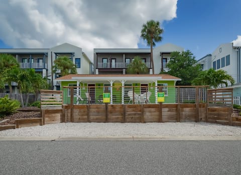 Citrus Cottage 1 - Downtown Dunedin, FL - "Centre of it All"