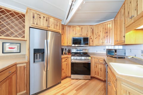 All new appliances, dishwasher, toaster and air fryer added.