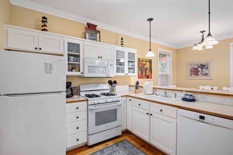 Cook delicious meals for breakfast, lunch, and dinner in this fully equipped kitchen. We suggest grabbing some seafood from a local market.