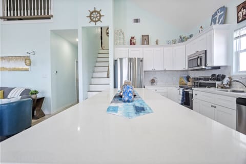 Beautiful Fully Stocked Kitchen. 
