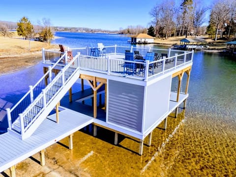 Two-Story Boathouse Retreat – Claim the rooftop deck for sun and views, then drift downstairs to shade, swims, and easy lake time.