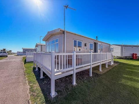 Whether it’s a romantic escape or a family adventure, Pakefield Holiday Park in Lowestoft, East Anglia, offers cosy caravans with decking and easy access to the stunning Suffolk beaches UK.