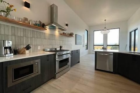 Full Kitchen for all your cooking needs, gas stove top and oven with 6 burners