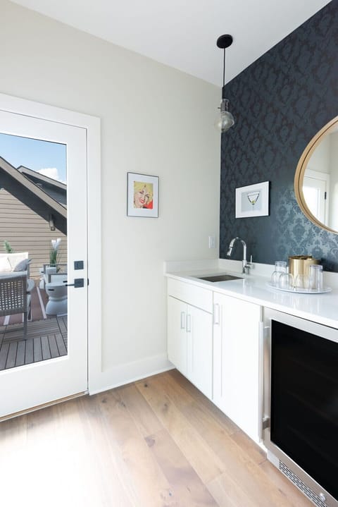 Taylor Haus I - Beautiful wet bar making it easy to relax and unwind.