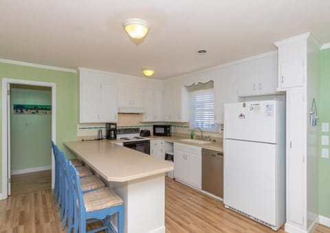 Kitchen with Eat-In Bar