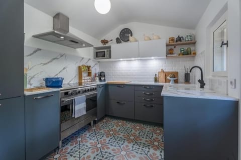 A fully equiped kitchen, with extra large oven, microwave, dishwasher, induction