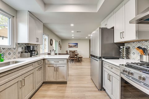 Kitchen | Equipped w/ Cooking Essentials