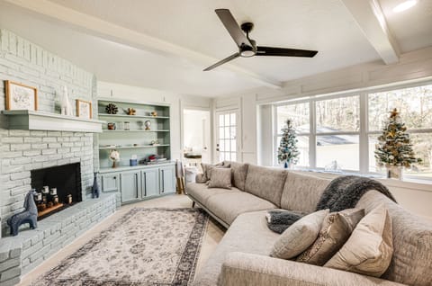 Conroe Vacation Rental | 3BR | 1.5BA | 1,800 Sq Ft | Access Only By Stairs