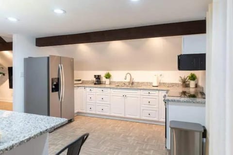 Fully equipped kitchen. Enough to create your favorite recipe. 